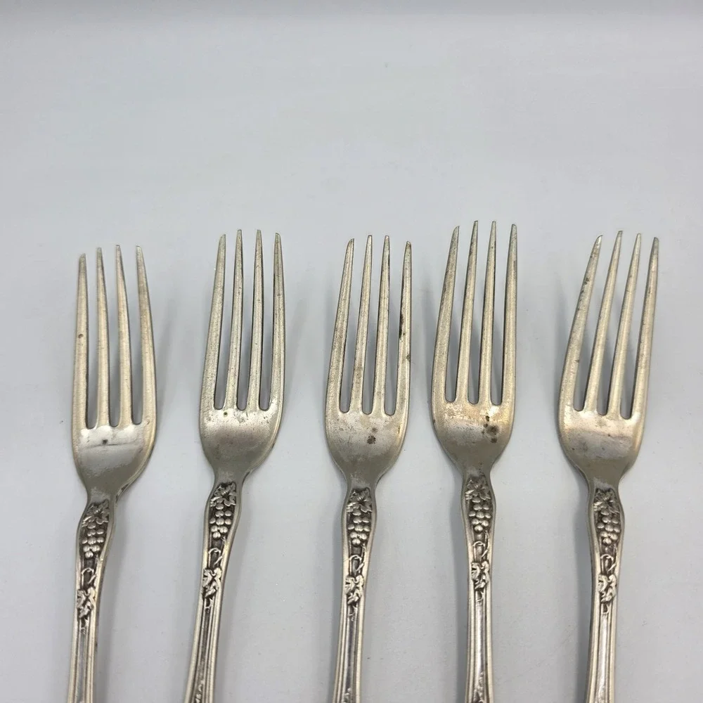 5 ~ Vintage Isabella Grape 1913 R.C.Co. Grape Pattern Silverplated Forks 7.5